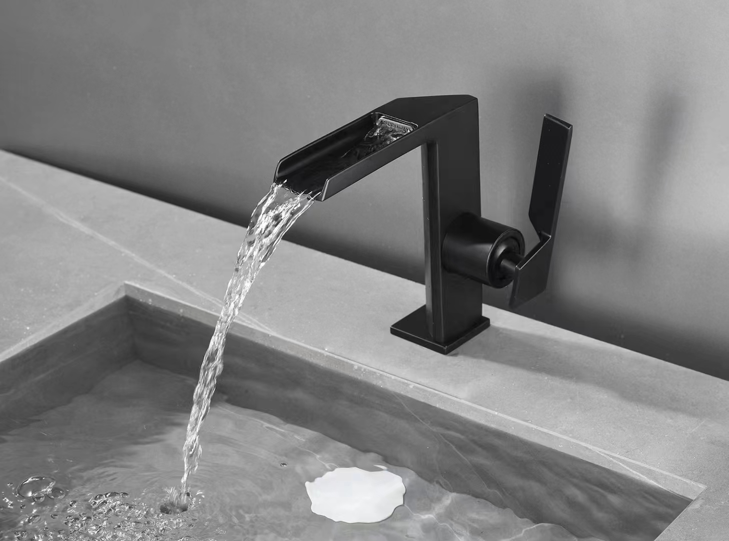 Modern and simple waterfall-style washbasin faucet